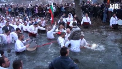 Стотици мъже се събраха на леденото хоро в Калофер