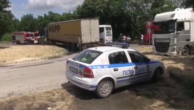 Тежка катастрофа между ТИР и автобус край Русе затвори пътя към Дунав мост
