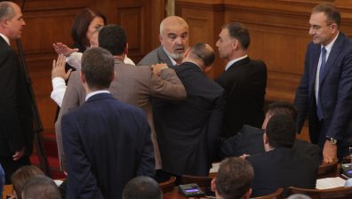 Жега в НС по дебатите за КПКОНПИ, стигна се почти до бой (+ВИДЕО)