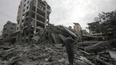 "Кратери по улиците": Ожесточени бомбардировки до болници в Газа, "Хамас" с изявление