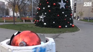 Вандали унищожиха част от коледната украса в Пловдив, играха футбол с топките