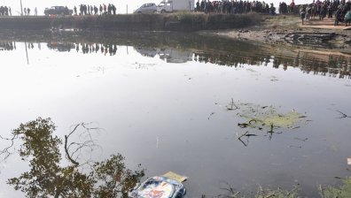 Автобус с ученици падна в езеро в Турция