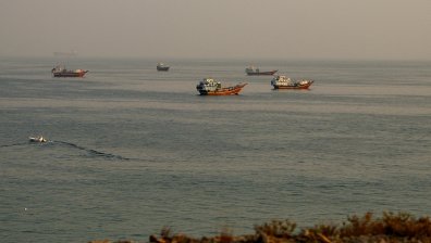 Иран атакува търговски кораби край Ормузкия проток, контейнери потънаха