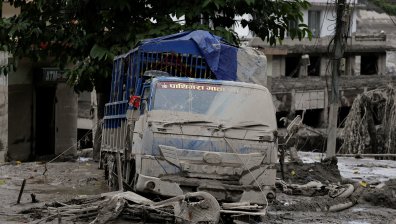 Порой помете Непал и Тибет: Кал затрупа къщи и взе жертви (СНИМКИ)