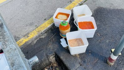 Заведение в София оставя кофи с храна и мазнина до боклука всяка вечер