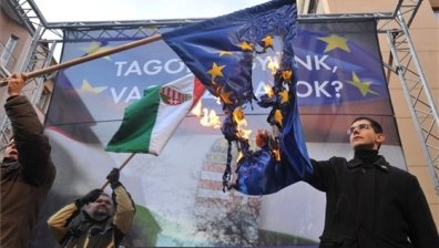 Унгарци гориха знамето на ЕС в Будапеща