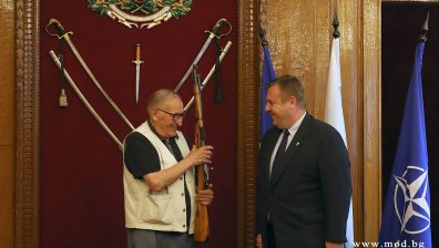 Каракачанов награди легендарния Димитър Пенев, подари му карабина