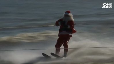 Дядо Коледа замени еленския впряг с водни ски