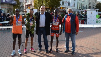 Министър Кралев награди победителите в маратона на Варна