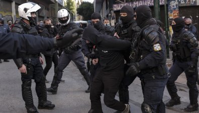 Над 100 задържани в Атина за участие в забранени демонстрации