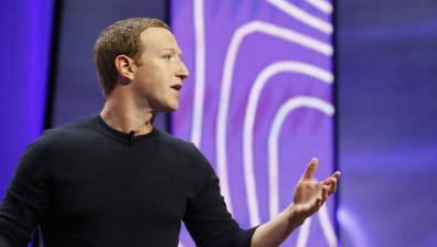 Facebook разработва умни очила с достъп до интернет
