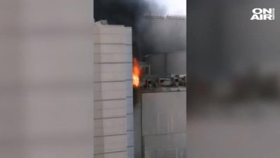 Пламъци обхванаха част от небостъргач в Банкок. Поне трима са загиналите.