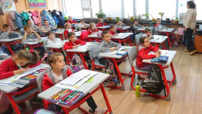 "Не искат религия в клас, но объркват децата с гримирани мъже в рокли"