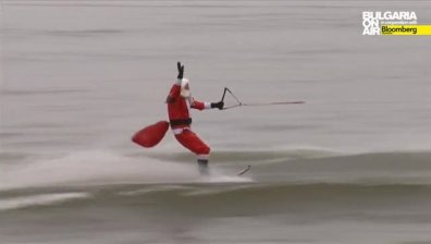 Дядо Коледа смени шейната с водни ски
