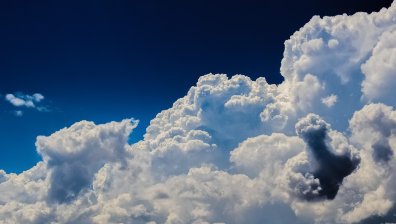 Уикендът започва с топло време, дъжд и градушки