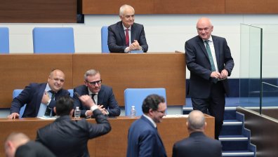 Служебната власт на първи парламентарен контрол