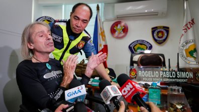 Френският спайдърмен изкачи небостъргач в Париж без въжета