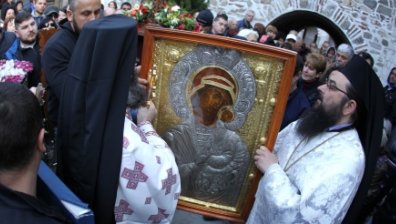 Чудотворната икона на Света Богородица потегли към местността Клувията