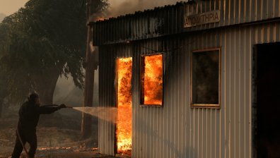 Евакуират жители и туристи в Гърция заради пожар