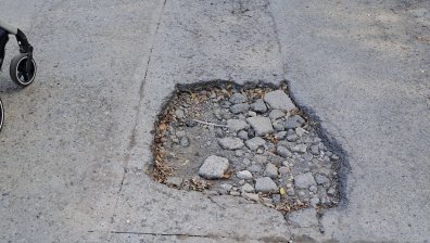 Пореден сигнал без действие: Огромни дупки трошат коли в столичен район