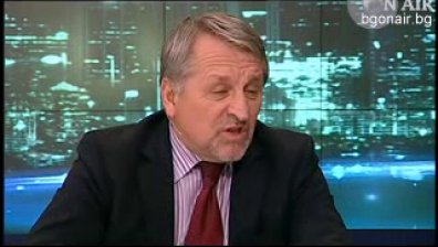 Референдумът има единствената цел да мобилизира електорат, коментира Иван Хиновски