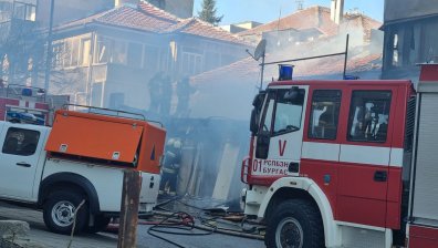 Огромен пожар в жилищна кооперация в Бургас, има пострадали