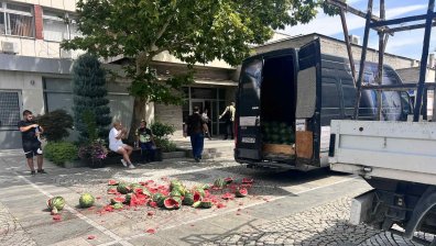 Гневна жена атакува общината в Казанлък с пълен с дини бус