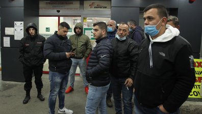 Разбира за ужаса от социалните мрежи, тръгва към София с надежда, но чува най-лошото