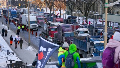 Извънредно положение в Отава, шофьорите на камиони блокират пътищата