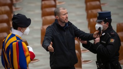 Мъж крещи на папата: Бог не те признава! Отче, ти не си крал