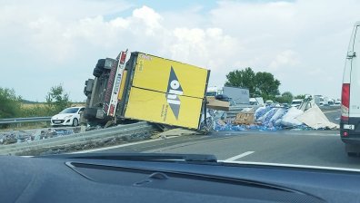 Зверско задръстване на "Тракия": ТИР се обърна край Пловдив, шофьорът е ранен