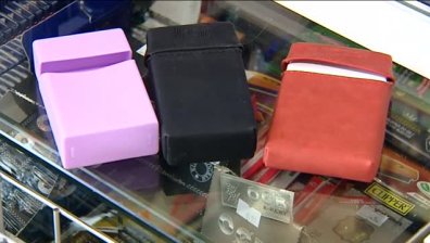 Пушачи закриват стряскащите изображения върху цигарите с калъфи