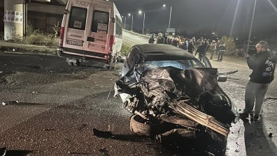 Тежка катастрофа в София - кола влетя с бясна скорост в бус с хора (+ВИДЕО)