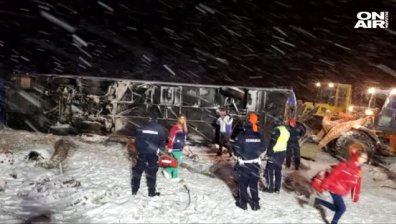 Трима загинаха а десетки са ранени при тежка катастрофа с автобус в Сърбия