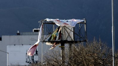 Дървета и билборди хвърчат в София, строителен кран се наклони опасно в "Младост"