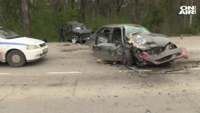 Трима в болница след челен удар на разклона за завод "Дунарит"