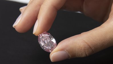 Продадоха рядък розов диамант за $26,6 млн.
