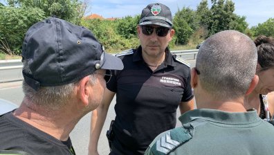 Каналджия опитал да прегази полицай, спират го със стоп патрони