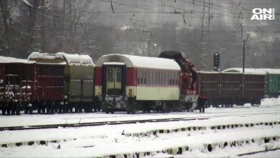 Локомотив се вряза във вагон с пътници в Мездра