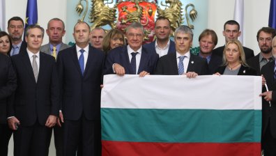Президентът връчи трибагреника на Антарктическата експедиция