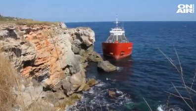 Държавата се заема незабавно със заседналия кораб край Камен бряг