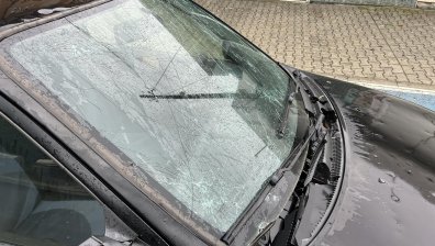 Като след престрелка - фасади и автомобили в Нова Загора са на решето от градушката (СНИМКИ)