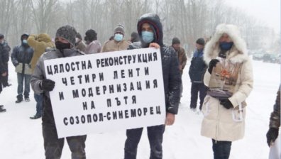 "Любовно писмо до АПИ”: Протест срещу лошото състояние на пътя за Приморско