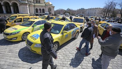 Таксиметрови шофьори излязоха на протест в центъра на София