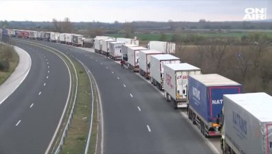 Летище "Узунджово" става паркинг за стотиците ТИР-ове на турската граница