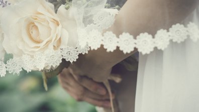 Булка влезе в болница в деня на сватбата си и почина от Ковид-19