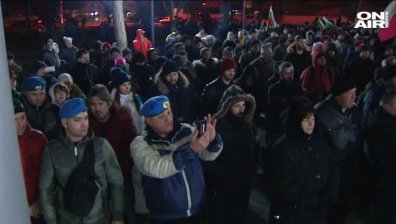 Военни, футболни фенове и ловци протестираха с жителите на Войводиново