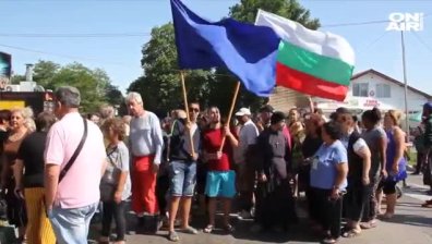 Протест срещу безводието в Стожер блокира пътя Добрич – Варна: Подложени сме на геноцид!