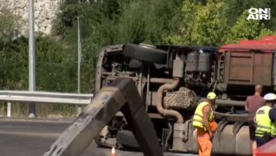 Камион с прикачено ремарке се преобърна на главен път, няма пострадали