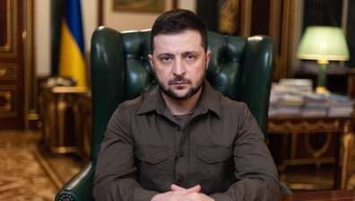 Японски студент се появи на дипломирането си облечен като Зеленски (+ВИДЕО)